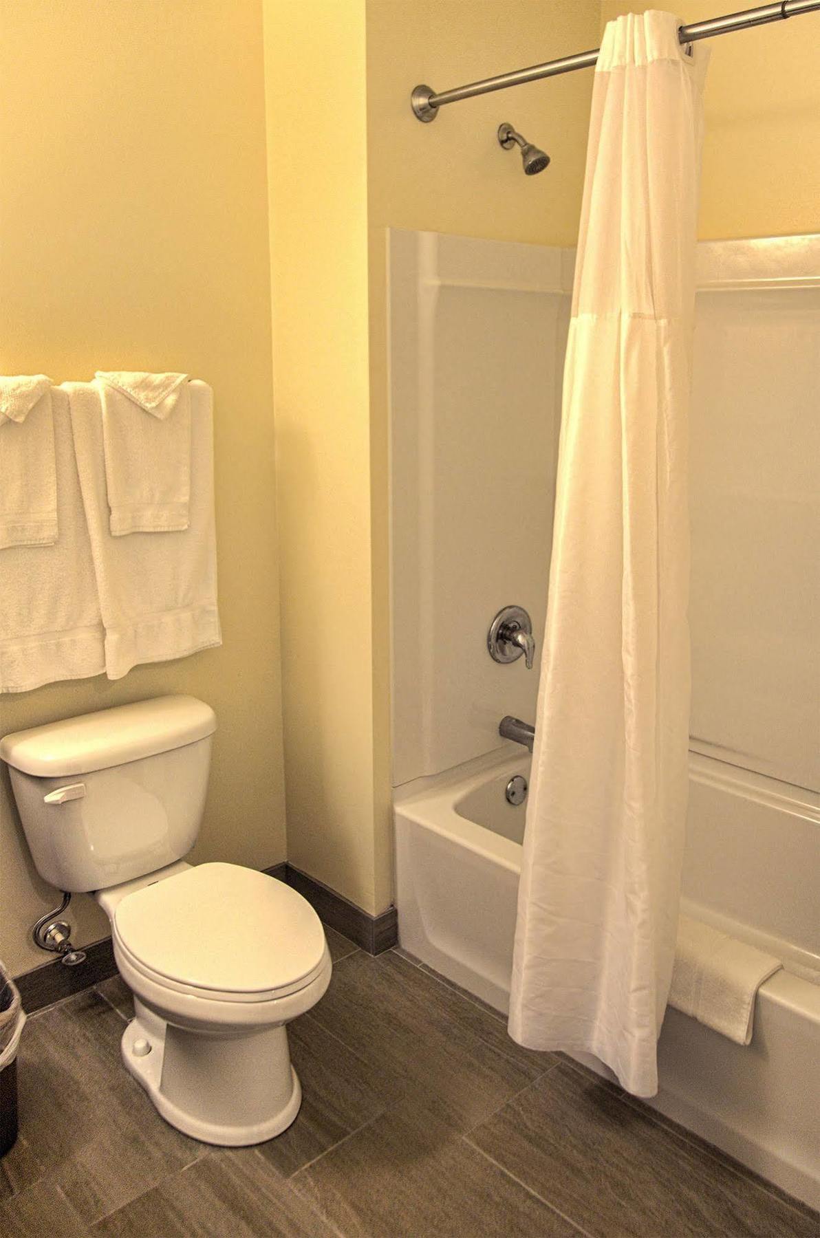 Brinton Suites Concordville Bagian luar foto